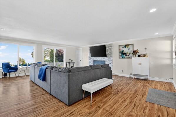 House, 5 Bedrooms | Living area | Smart TV
