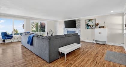 Relaxing Coastal Escape With Amazing Views 5 Bedroom Home