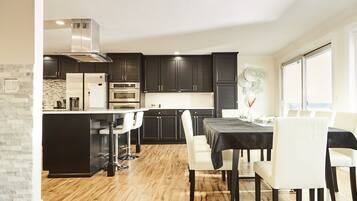 House, 5 Bedrooms | Dining