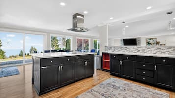 House, 5 Bedrooms | Dapur peribadi | Peti sejuk, ketuhar, pembancuh kopi/teh