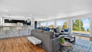 House, 5 Bedrooms | Living area | Smart TV