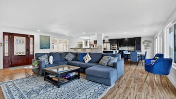 House, 5 Bedrooms | Living area | Smart TV