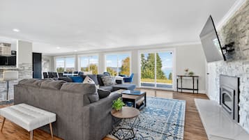 House, 5 Bedrooms | Living area