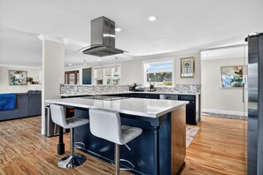 House, 5 Bedrooms | Private kitchen | Fridge, oven, coffee/tea maker