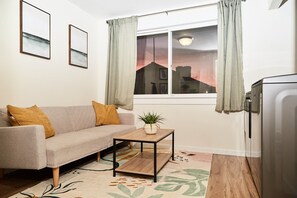 Nhà, 5 phòng ngủ | Khu phòng khách | Smart TV 