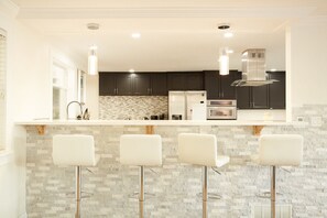 Casa, 5 habitaciones | Cocina privada | Refrigerador, horno y cafetera y tetera 