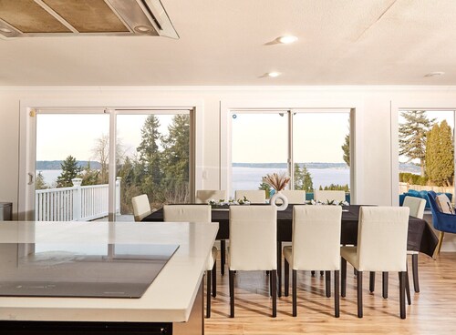 Relaxing Coastal Escape With Ocean Views 5 Bedroom Home