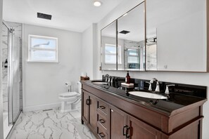 House, 5 Bedrooms | Bathroom