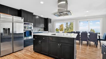 House, 5 Bedrooms | Private kitchen | Fridge, oven, coffee/tea maker