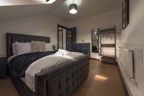 5 quartos, ferros/tábuas de passar roupa, berço de viagem