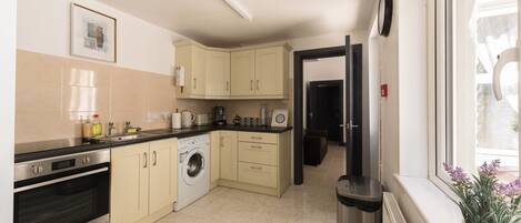 Køleskab, mikrobølgeovn, ovn, kogeplade