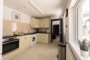 Fridge, oven, stovetop, coffee/tea maker