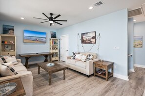 Casa, 4 habitaciones | Área de sala de estar | Smart TV y servicios de streaming 