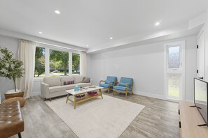 House, 3 Bedrooms | Living area - Bright Modern 3bed 2.5bath Evanston Home W/parking 3 Bedroom Home (Evanston)