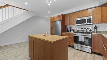 House, 3 Bedrooms | Private kitchen | Fridge, oven, coffee/tea maker, toaster