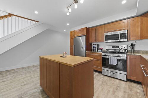Bright Modern 3bed 2.5bath Evanston Home W/parking 3 Bedroom Home
