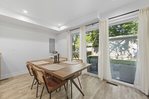 House, 3 Bedrooms | Dining - Bright Modern 3bed 2.5bath Evanston Home W/parking 3 Bedroom Home (Evanston)