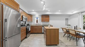 House, 3 Bedrooms | Private kitchen | Fridge, oven, coffee/tea maker, toaster