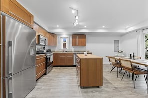 House, 3 Bedrooms | Private kitchen | Fridge, oven, coffee/tea maker, toaster - Bright Modern 3bed 2.5bath Evanston Home W/parking 3 Bedroom Home (Evanston)
