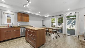 ํ์ฐ์ค, ์นจ์ค 3๊ฐ | ๋ค์ด๋