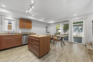 House, 3 Bedrooms | Dining - Bright Modern 3bed 2.5bath Evanston Home W/parking 3 Bedroom Home (Evanston)