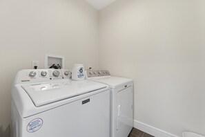 House, 3 Bedrooms | Interior - Bright Modern 3bed 2.5bath Evanston Home W/parking 3 Bedroom Home (Evanston)