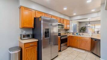 House, 4 Bedrooms | Dapur peribadi | Peti sejuk, ketuhar, pembancuh kopi/teh, pembakar roti