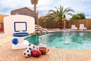 Una piscina al aire libre, una piscina climatizada