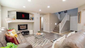 Nhà, 4 phòng ngủ | Khu phòng khách | Smart TV, dịch vụ stream