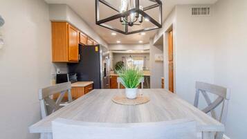 House, 4 Bedrooms | Tempat makan