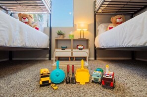 4 habitaciones y espacio para trabajar con laptop 