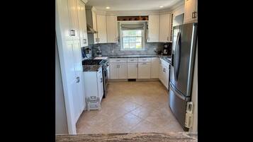 House, 3 Bedrooms | Private kitchen | Oven, toaster