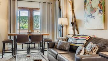 Condo, 1 phòng ngủ | Khu phòng khách