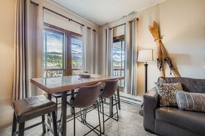 Condo, 1 habitación | Área de sala de estar