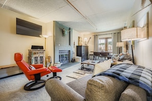 Condo, 1 Bedroom | Living area