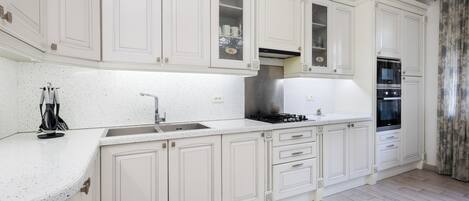 Deluxe Apartment, Balcony, Park View | Private kitchen