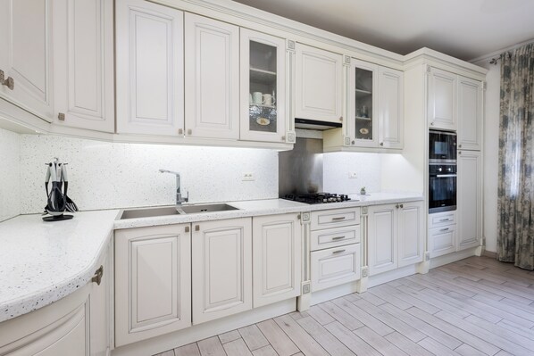 Deluxe Apartment, Balcony, Park View | Private kitchen