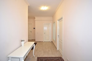 Appartement Deluxe, balcon, vue sur le parc | Aire de séjour | Téléviseur à écran plat de 50 po avec télévision par cùble