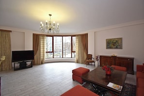 Appartement Deluxe, balcon, vue sur le parc | Aire de séjour | Téléviseur à écran plat de 50 po avec télévision par cùble