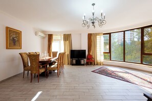 Appartamento Deluxe, balcone, vista parco | Area soggiorno | TV a schermo piatto 50 pollici con canali via cavo