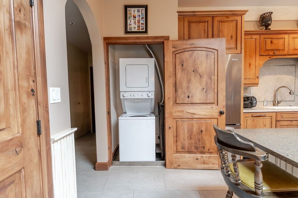 Eine Küche mit Holzausstattung, einem Backofen und einem Kühlschrank.
