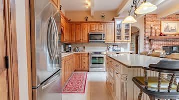 Condo, 2 Bedrooms | Private kitchen | Fridge, oven, coffee/tea maker