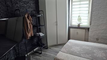 1 Schlafzimmer, BĂŒgeleisen/BĂŒgelbrett, WLAN, BettwĂ€sche