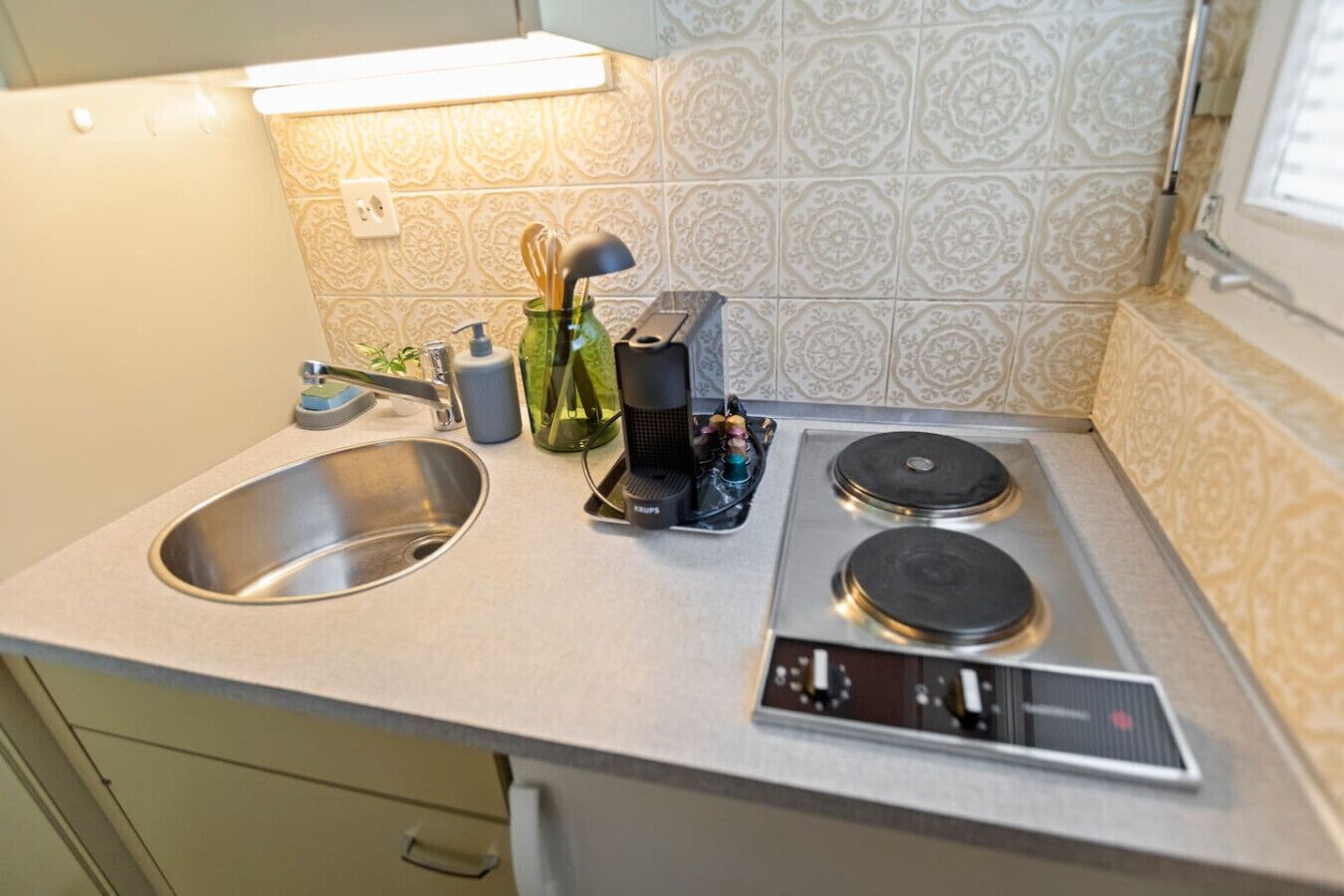 Kühlschrank, Herdplatte, Wasserkocher mit Kaffee-/Teezubehör, Toaster