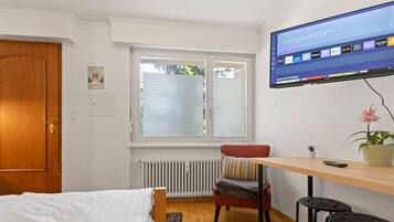 Travel crib, WiFi, bed sheets