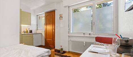 Travel crib, WiFi, bed sheets