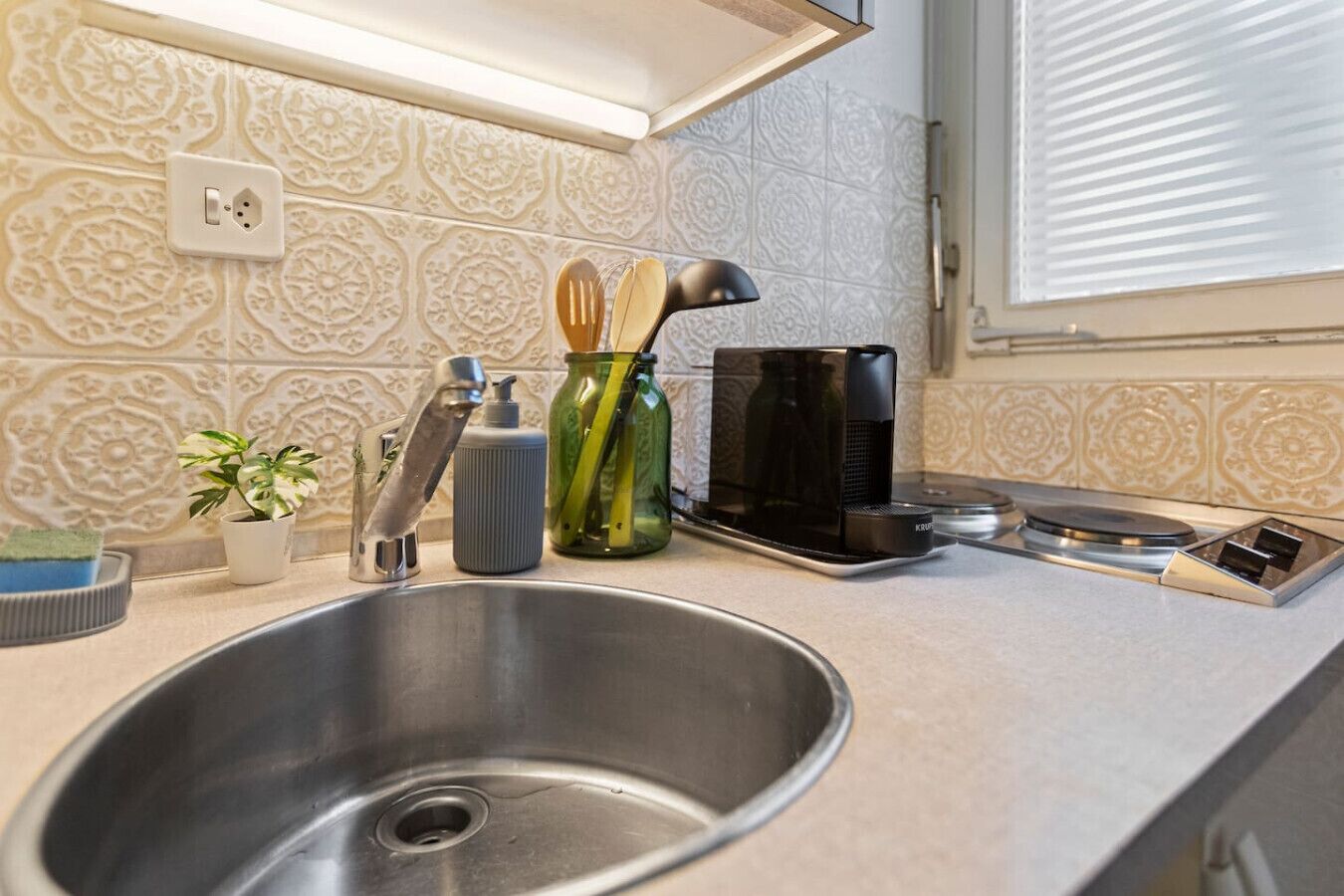 Kühlschrank, Herdplatte, Wasserkocher mit Kaffee-/Teezubehör, Toaster