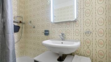 SĂšche-cheveux, serviettes fournies