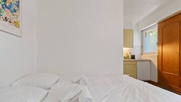 Travel cot, WiFi, bed sheets