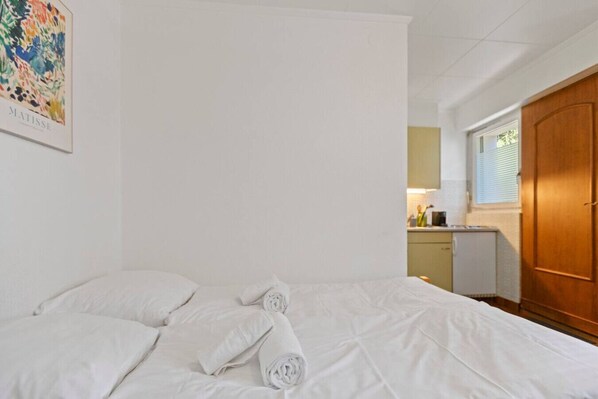 Travel cot, WiFi, bed sheets